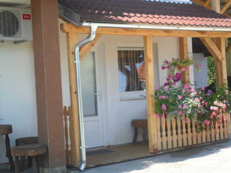Guesthouse Sara กราโบวาซ ภายนอก รูปภาพ