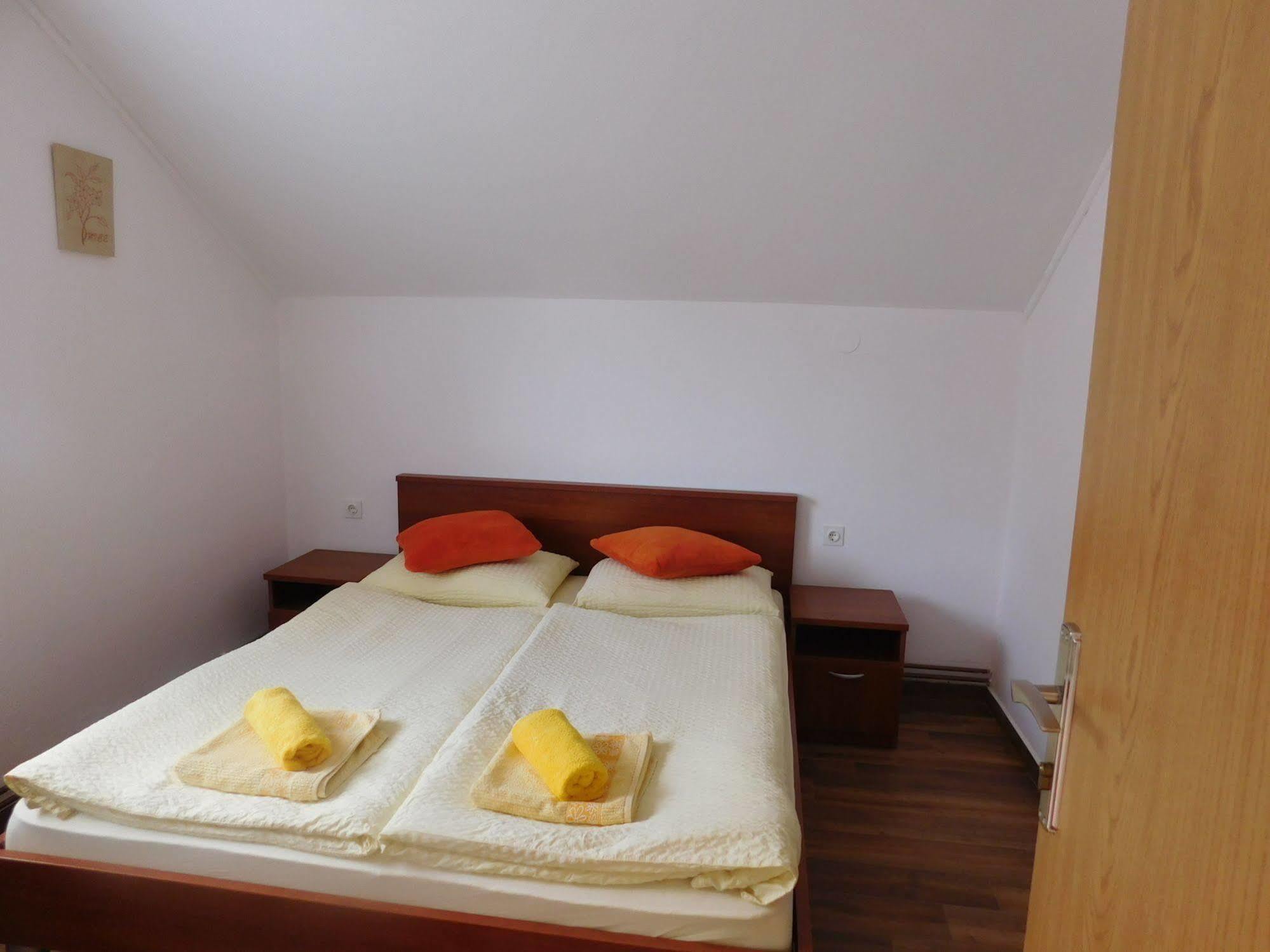 Guesthouse Sara กราโบวาซ ภายนอก รูปภาพ