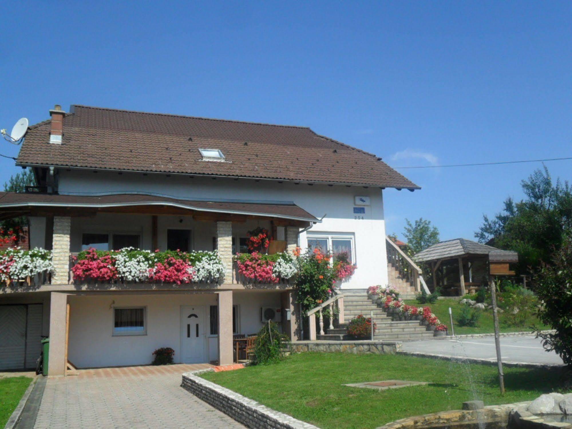 Guesthouse Sara กราโบวาซ ภายนอก รูปภาพ